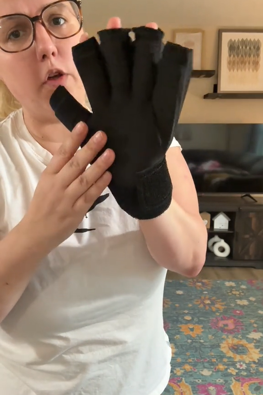 My arthritis often feels worse in the heat. Wearing this cool glove is incredibly soothing. It's like air conditioning for my inflamed joints.