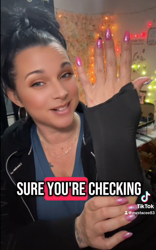 Dealing with De Quervain's tenosynovitis was painful. This wrap provides the perfect combination of cold and compression right over the tender thumb-side of my wrist. It's been a huge help.