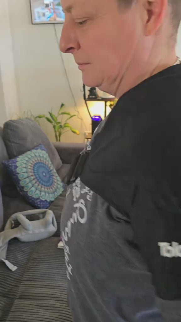 I love that it wraps around the entire shoulder joint, providing comprehensive cooling instead of just spot treatment. The coverage is fantastic.